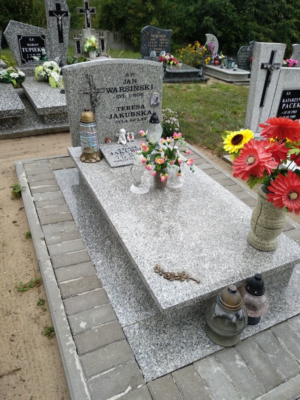Grób Adam Jakubski